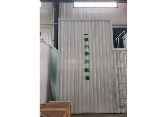 生活廢水處理設(shè)備系統(tǒng)軟硬件：由混凝土池、沉砂池、過濾池、水體平穩(wěn)加藥設(shè)備、反清洗設(shè)備、離心水泵及電控柜構(gòu)成